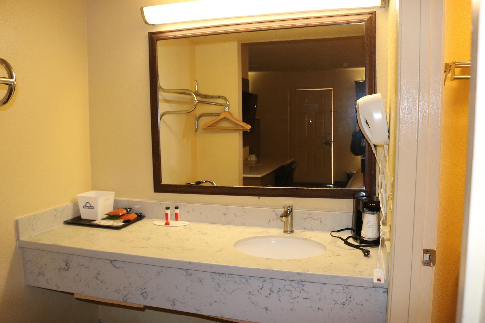 Days Inn By Wyndham Fresno South Екстериор снимка
