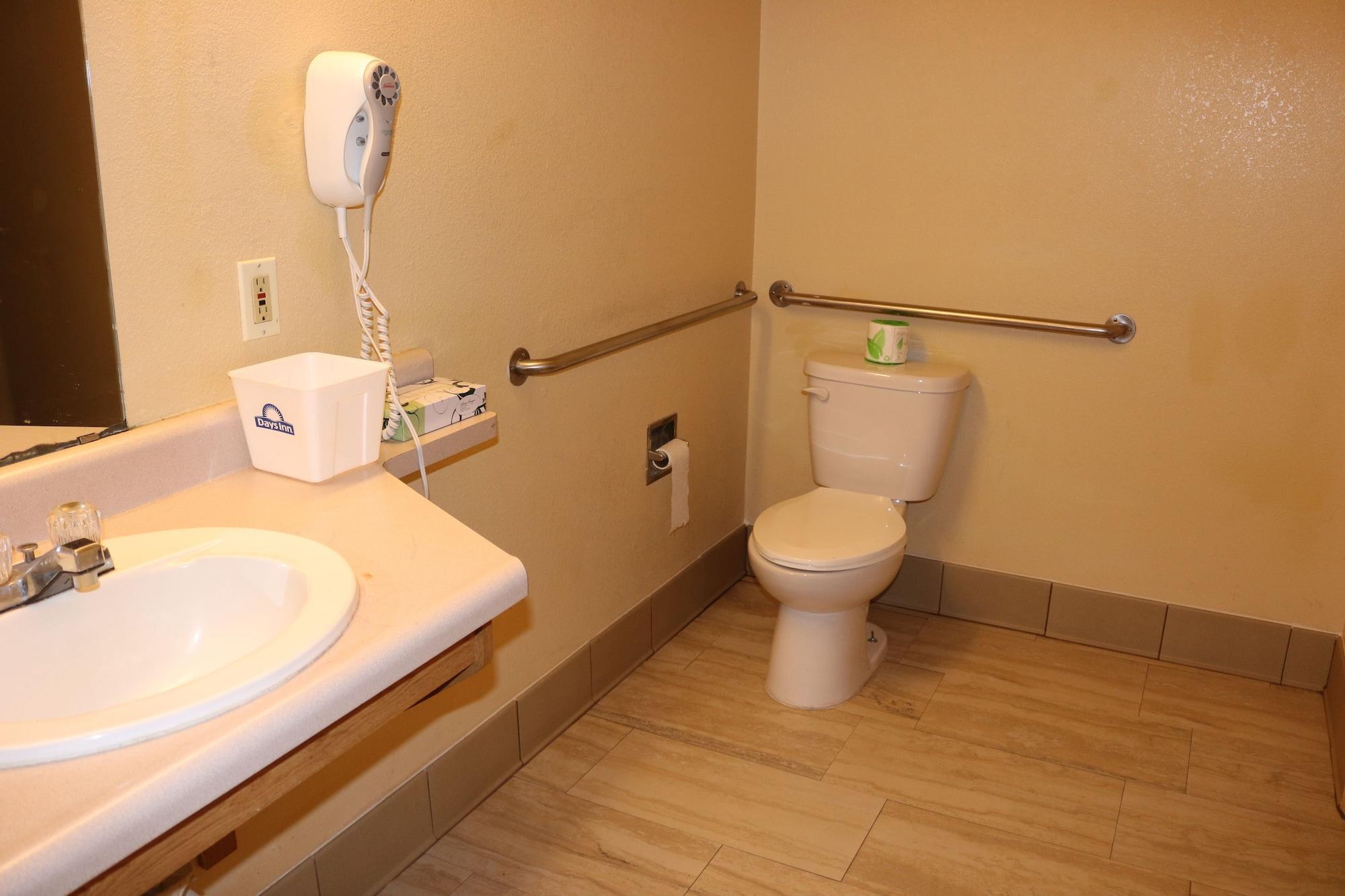 Days Inn By Wyndham Fresno South Екстериор снимка