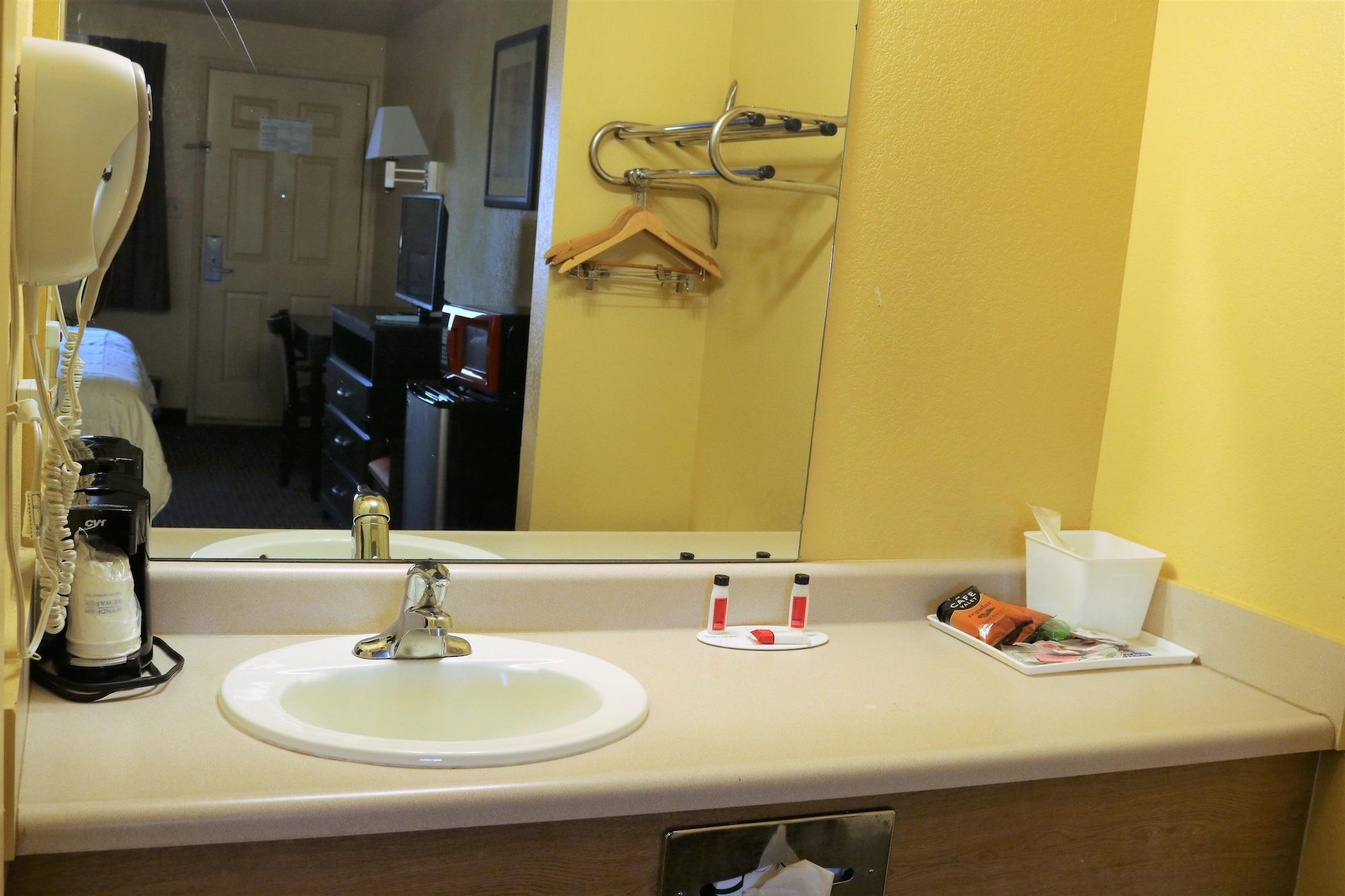Days Inn By Wyndham Fresno South Екстериор снимка