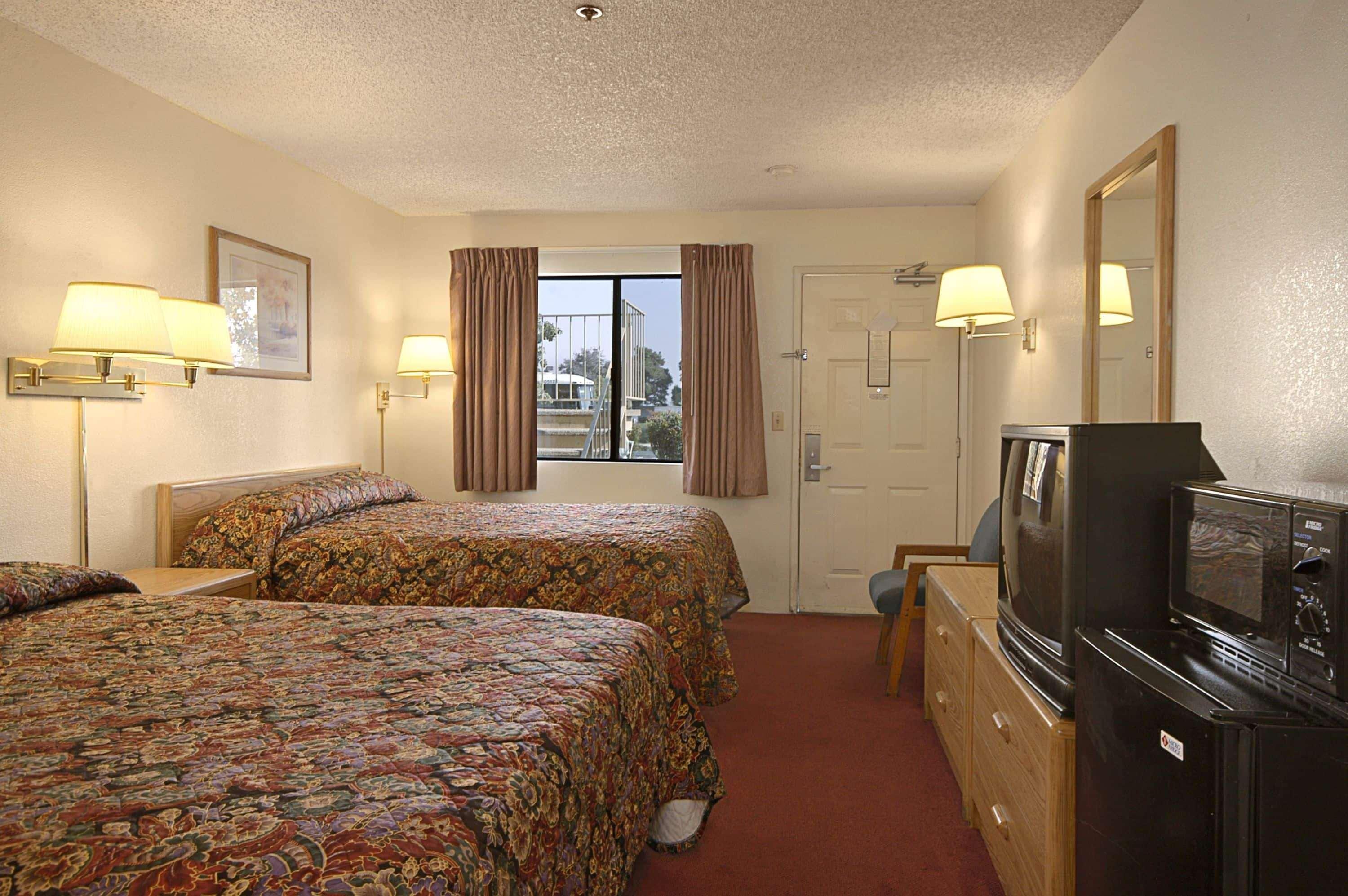Days Inn By Wyndham Fresno South Стая снимка