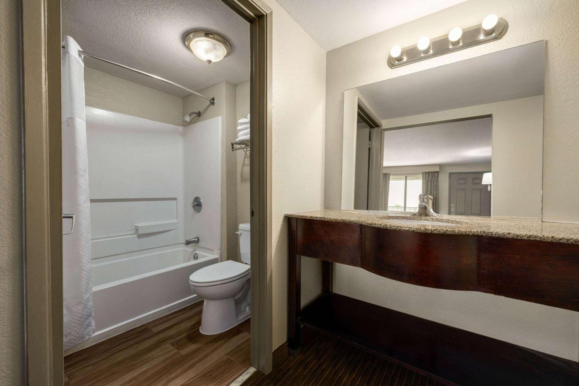 Days Inn By Wyndham Fresno South Екстериор снимка