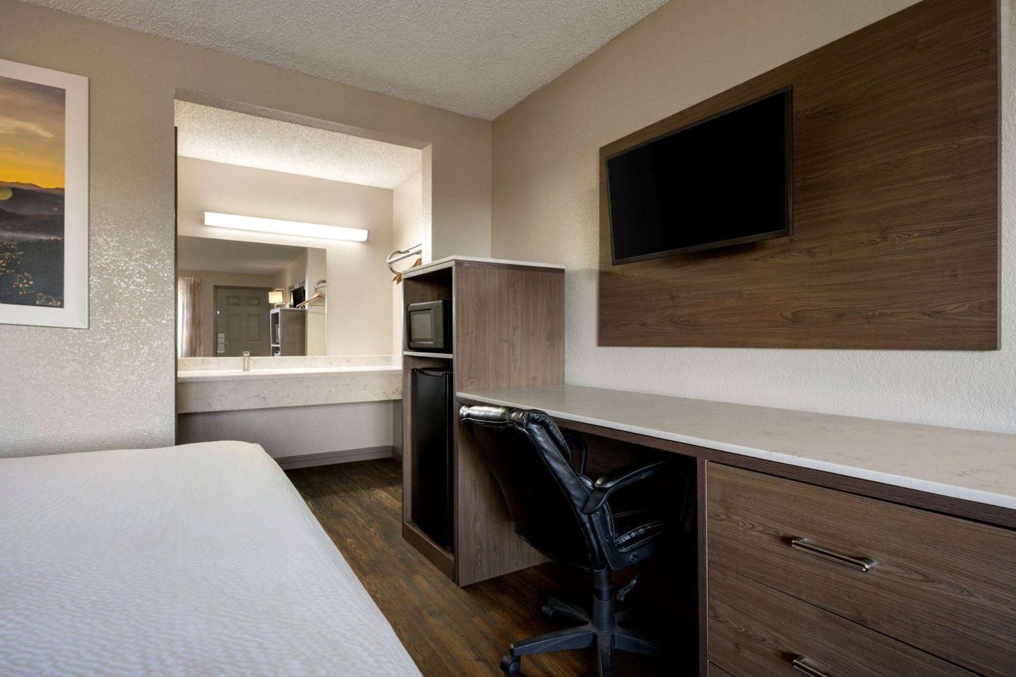 Days Inn By Wyndham Fresno South Екстериор снимка