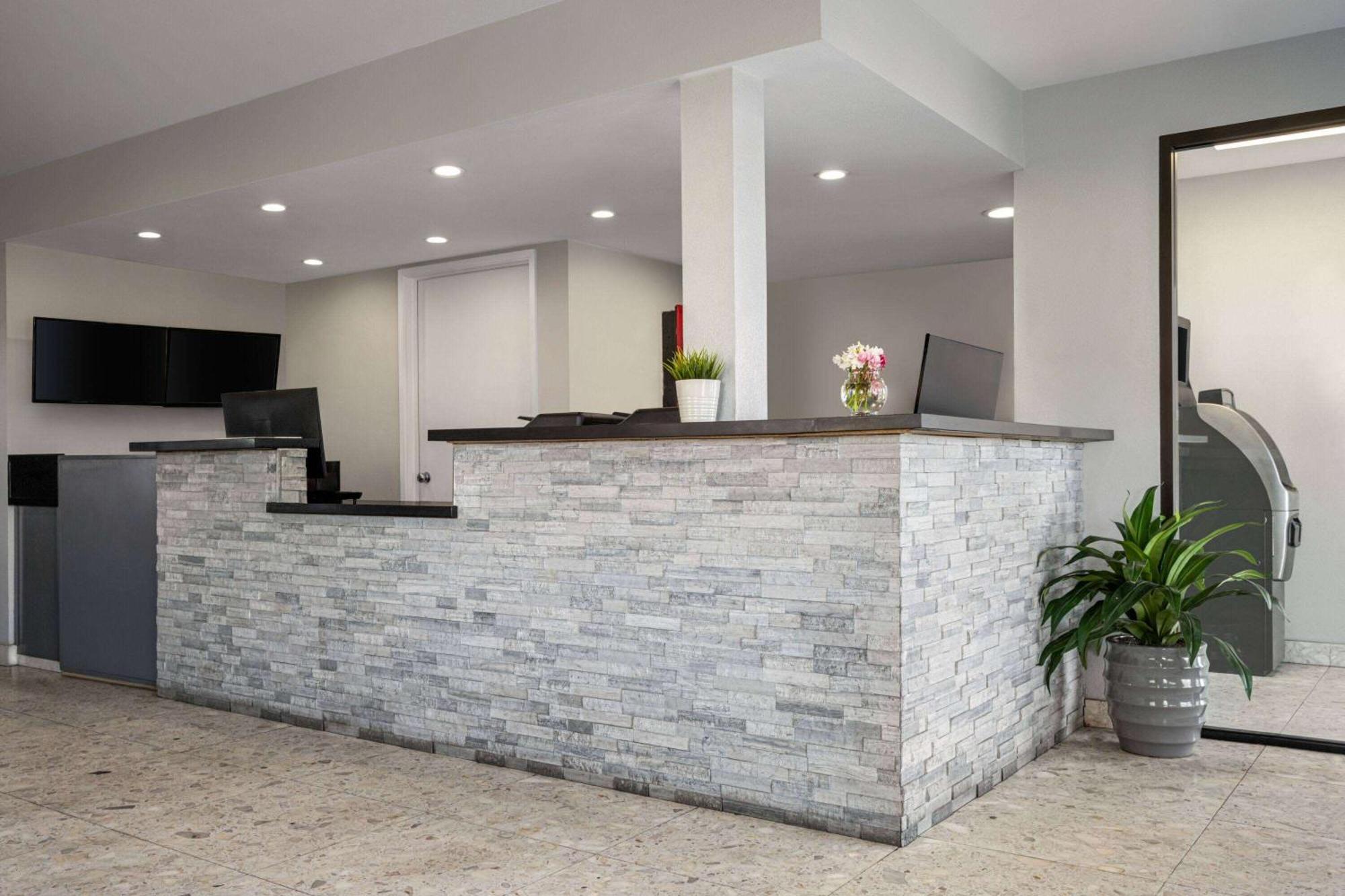 Days Inn By Wyndham Fresno South Екстериор снимка