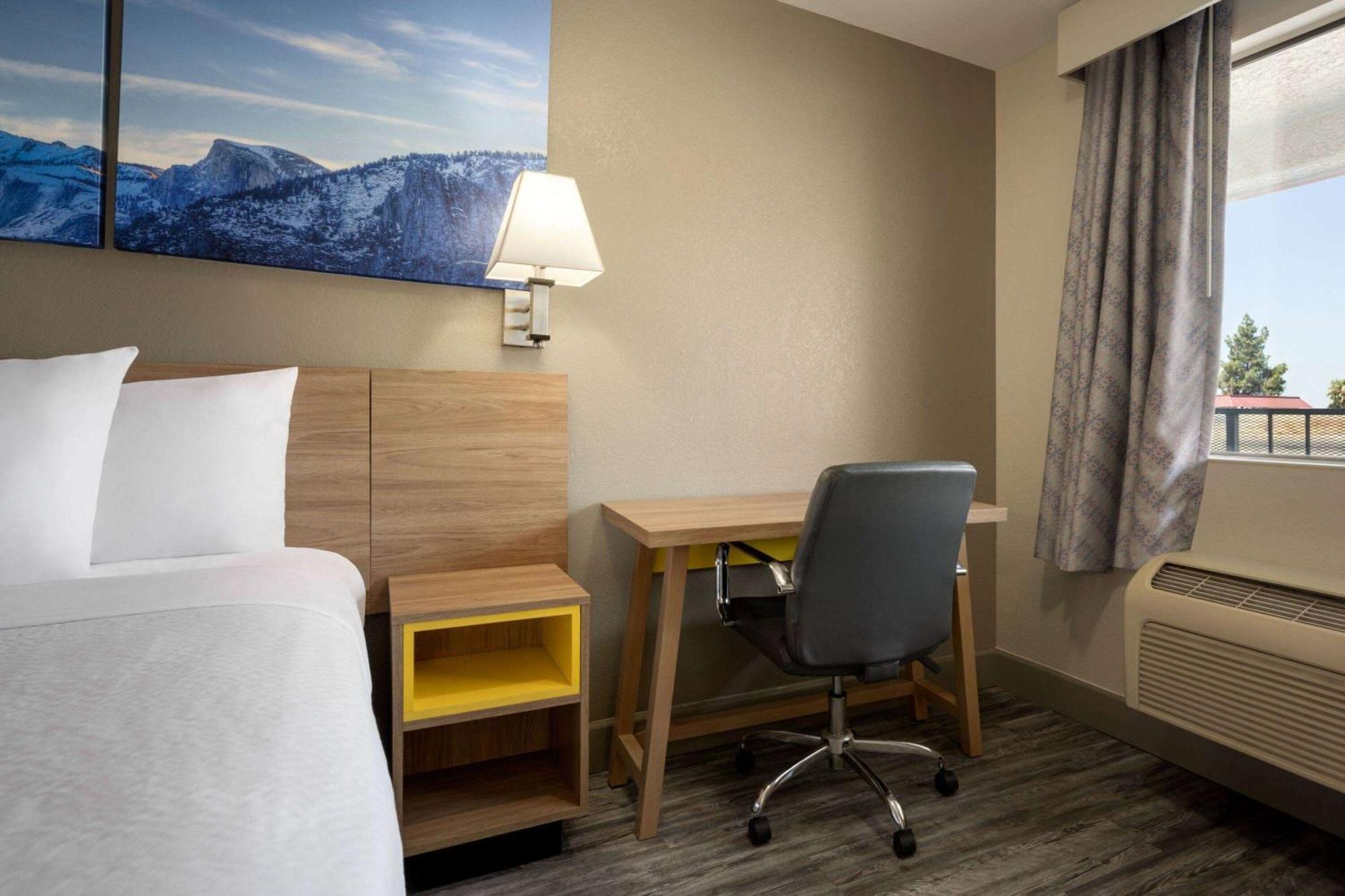 Days Inn By Wyndham Fresno South Екстериор снимка