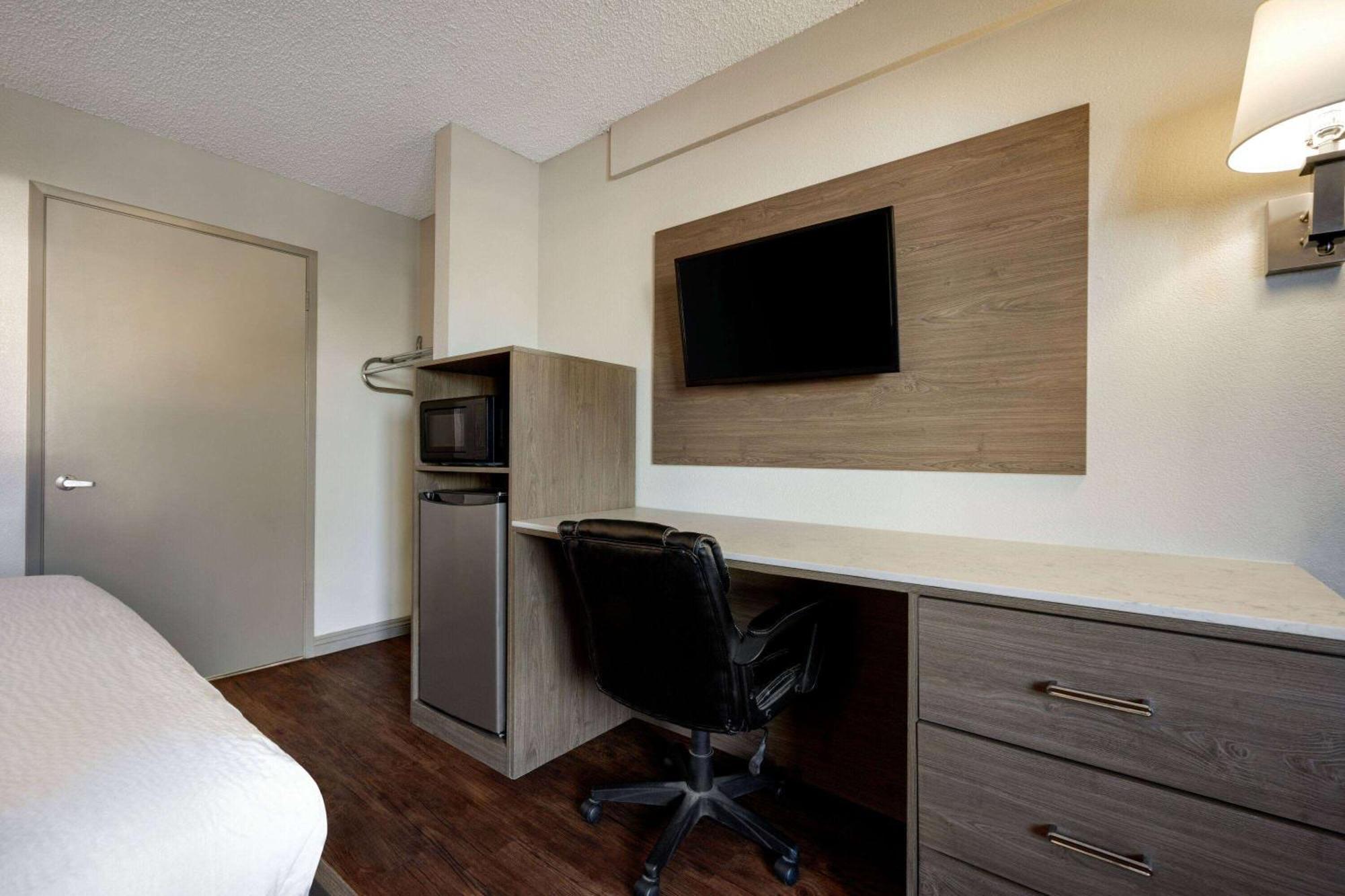 Days Inn By Wyndham Fresno South Екстериор снимка