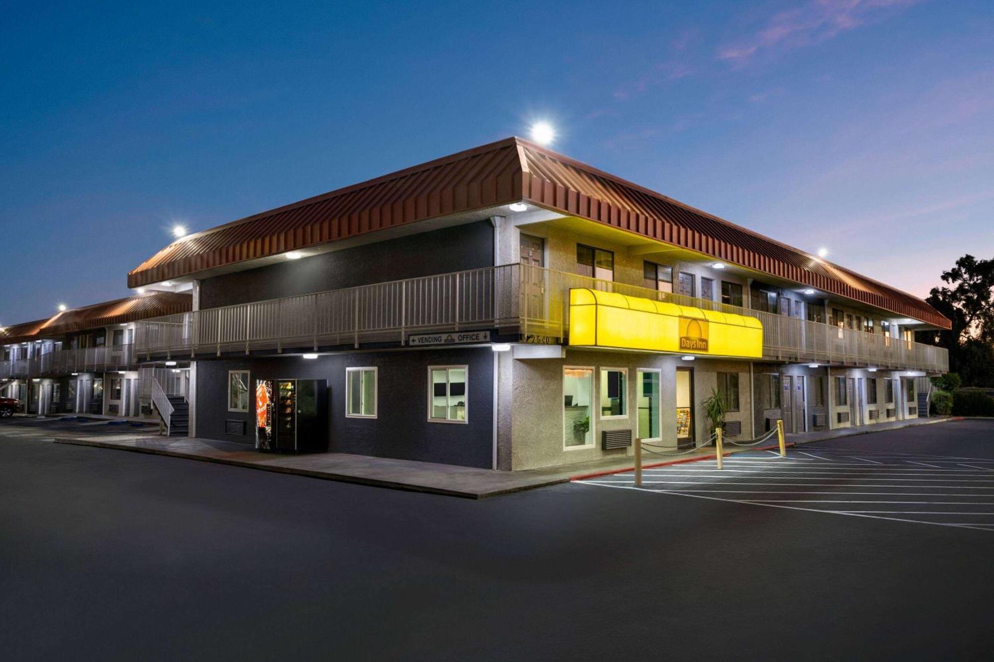 Days Inn By Wyndham Fresno South Екстериор снимка