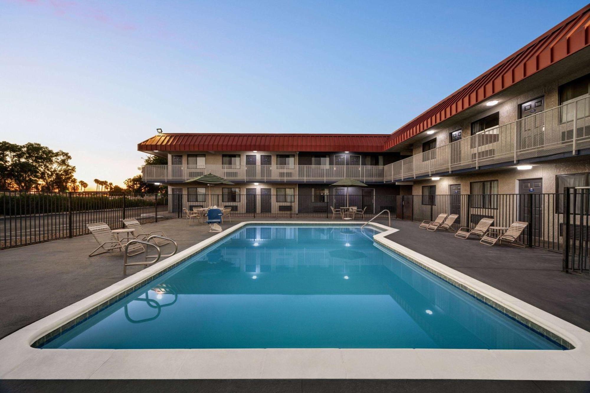 Days Inn By Wyndham Fresno South Екстериор снимка