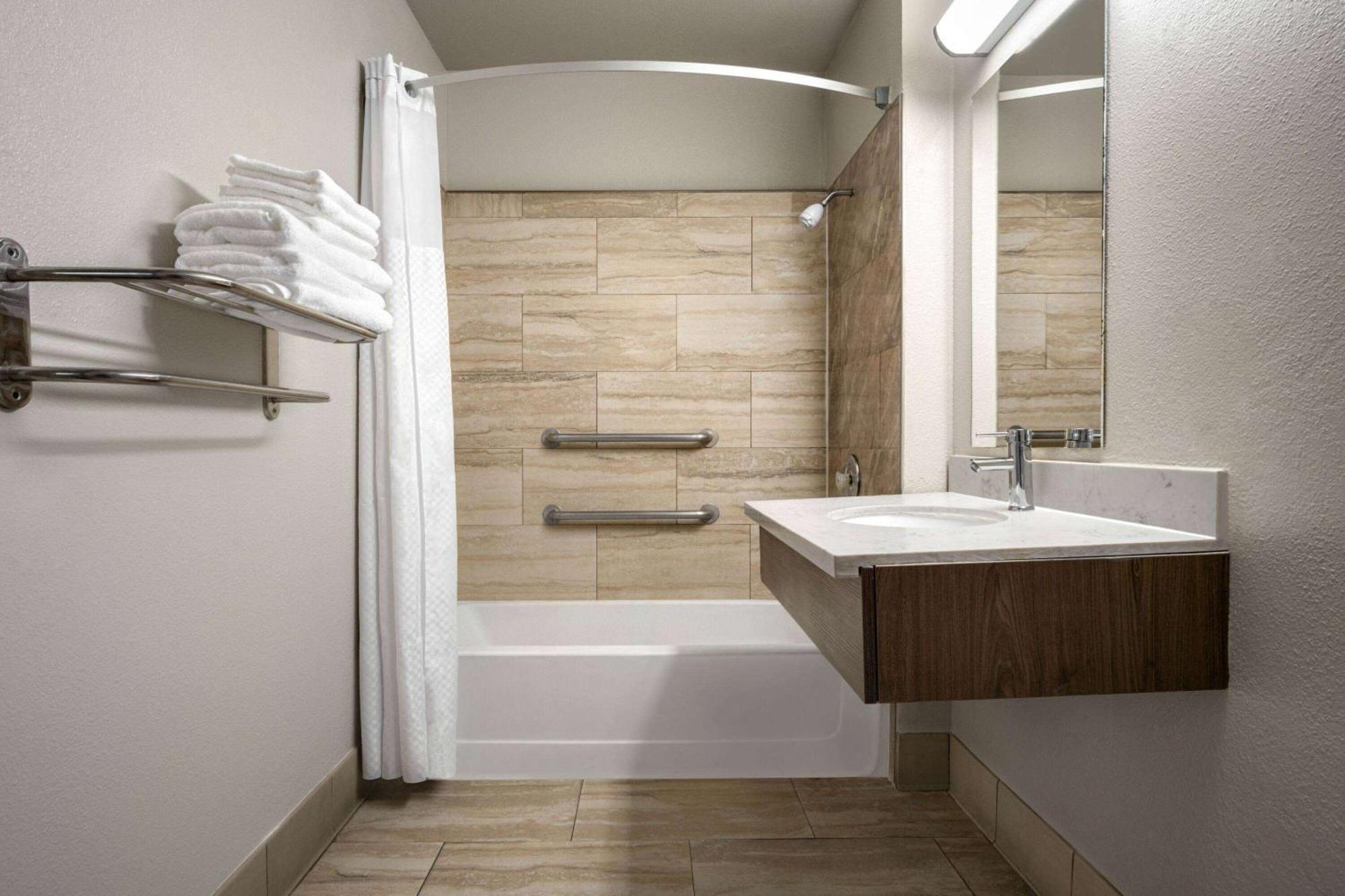Days Inn By Wyndham Fresno South Екстериор снимка