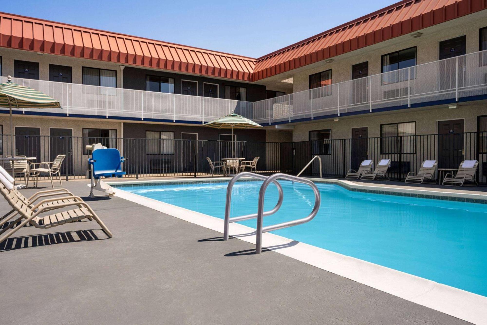 Days Inn By Wyndham Fresno South Екстериор снимка